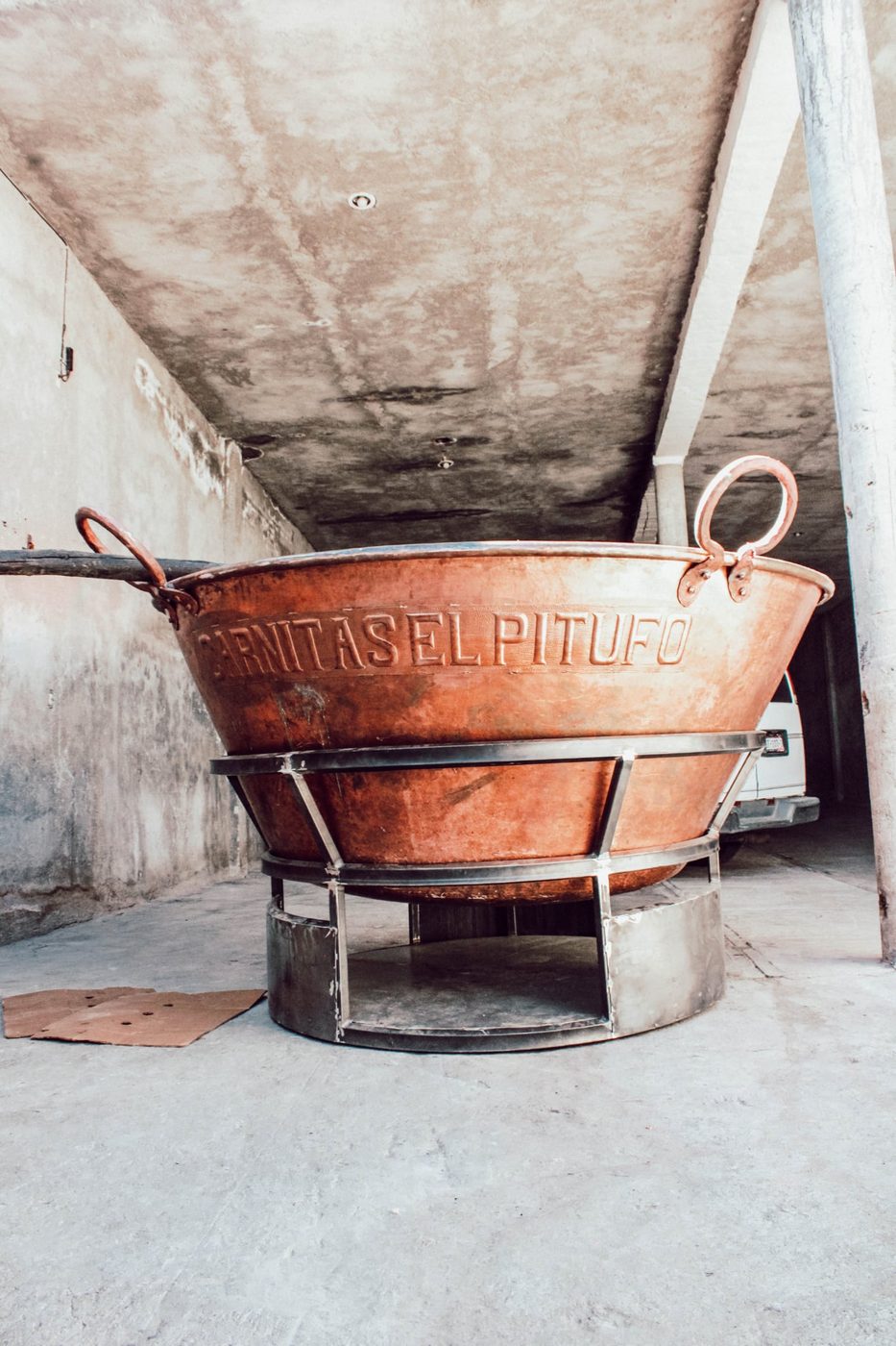 El Pitufo junto al cazo