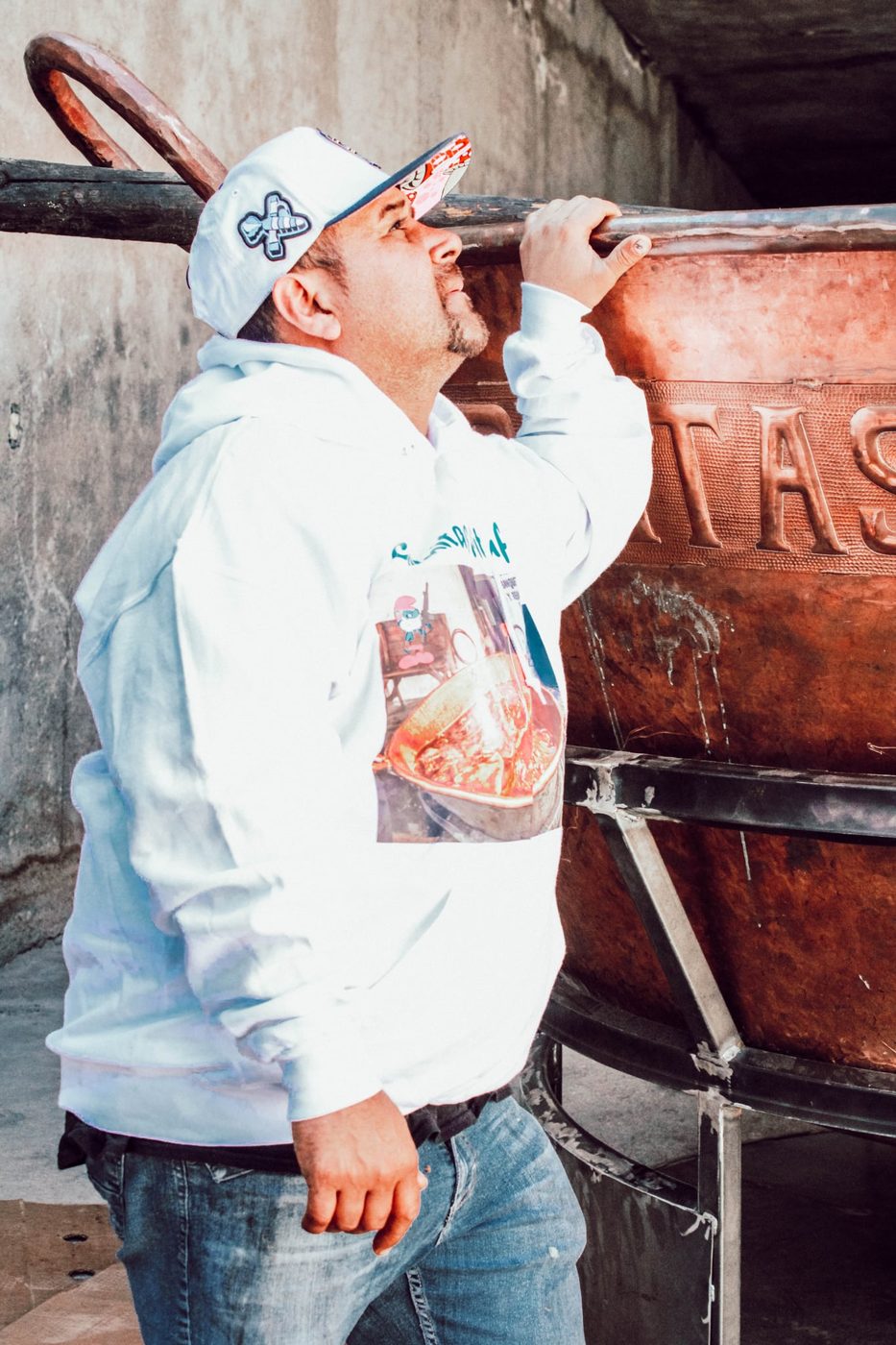 El Pitufo señalando el cazo