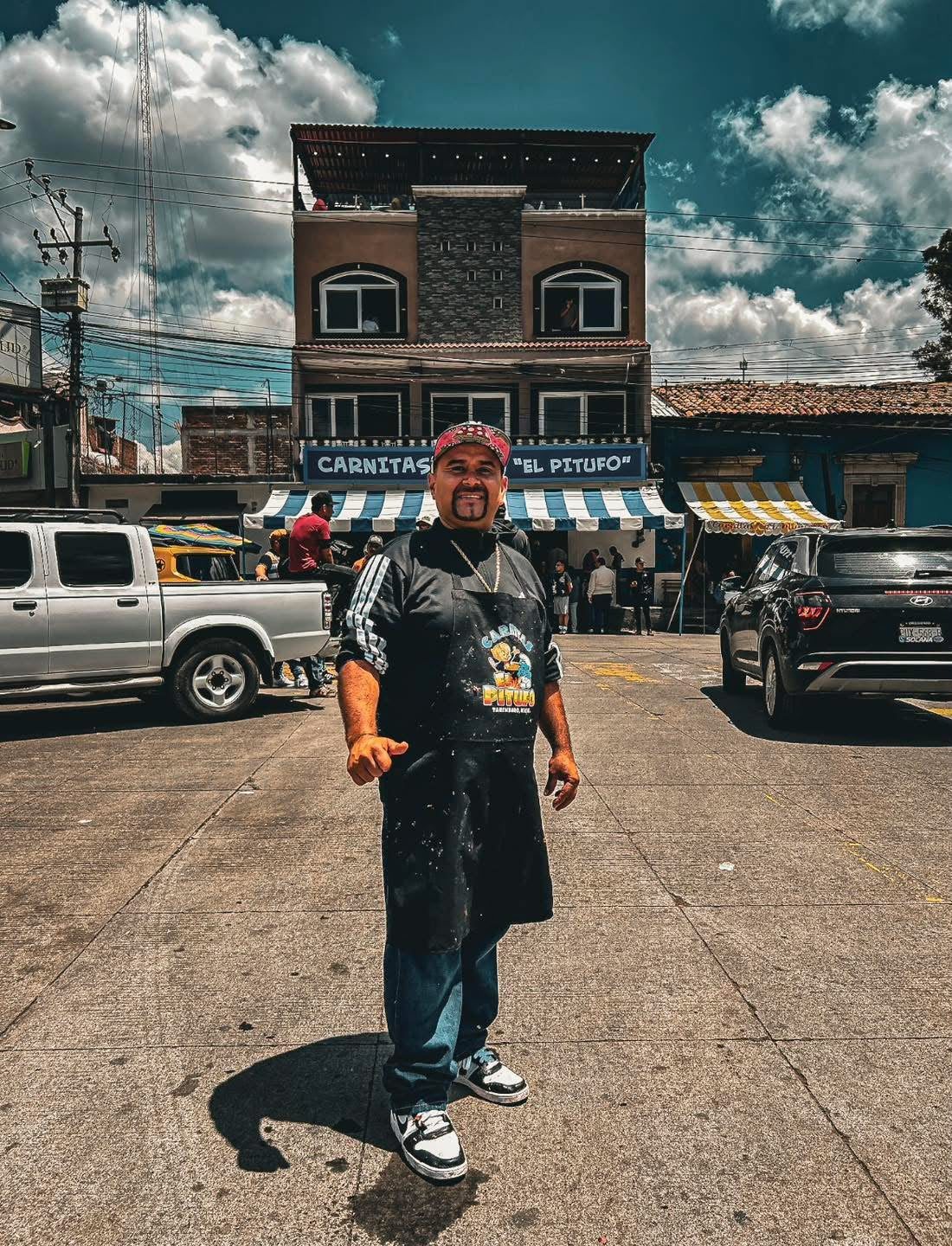 Carnitas El Pitufo junto a su cazo de cobre